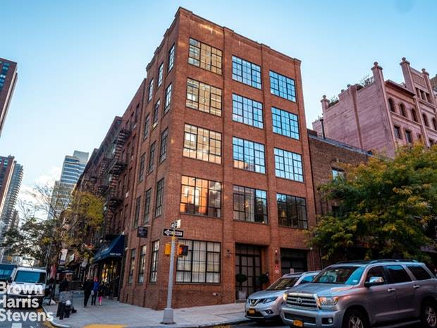 This private home effortlessly blends the classic Upper East Side townhouse, with the airy open feel of a downtown loft.