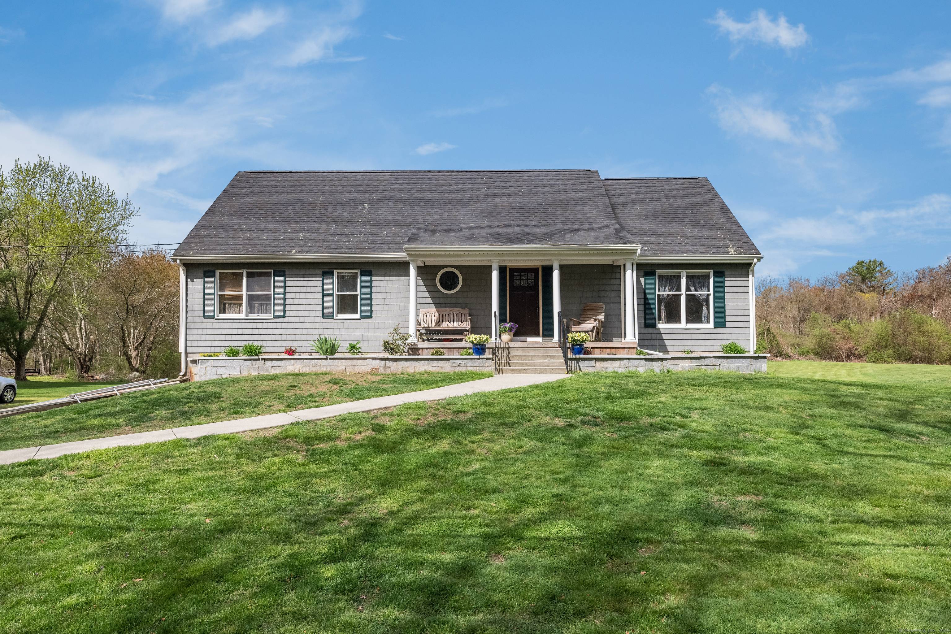 Welcome to this sprawling cape in East Haddam !
