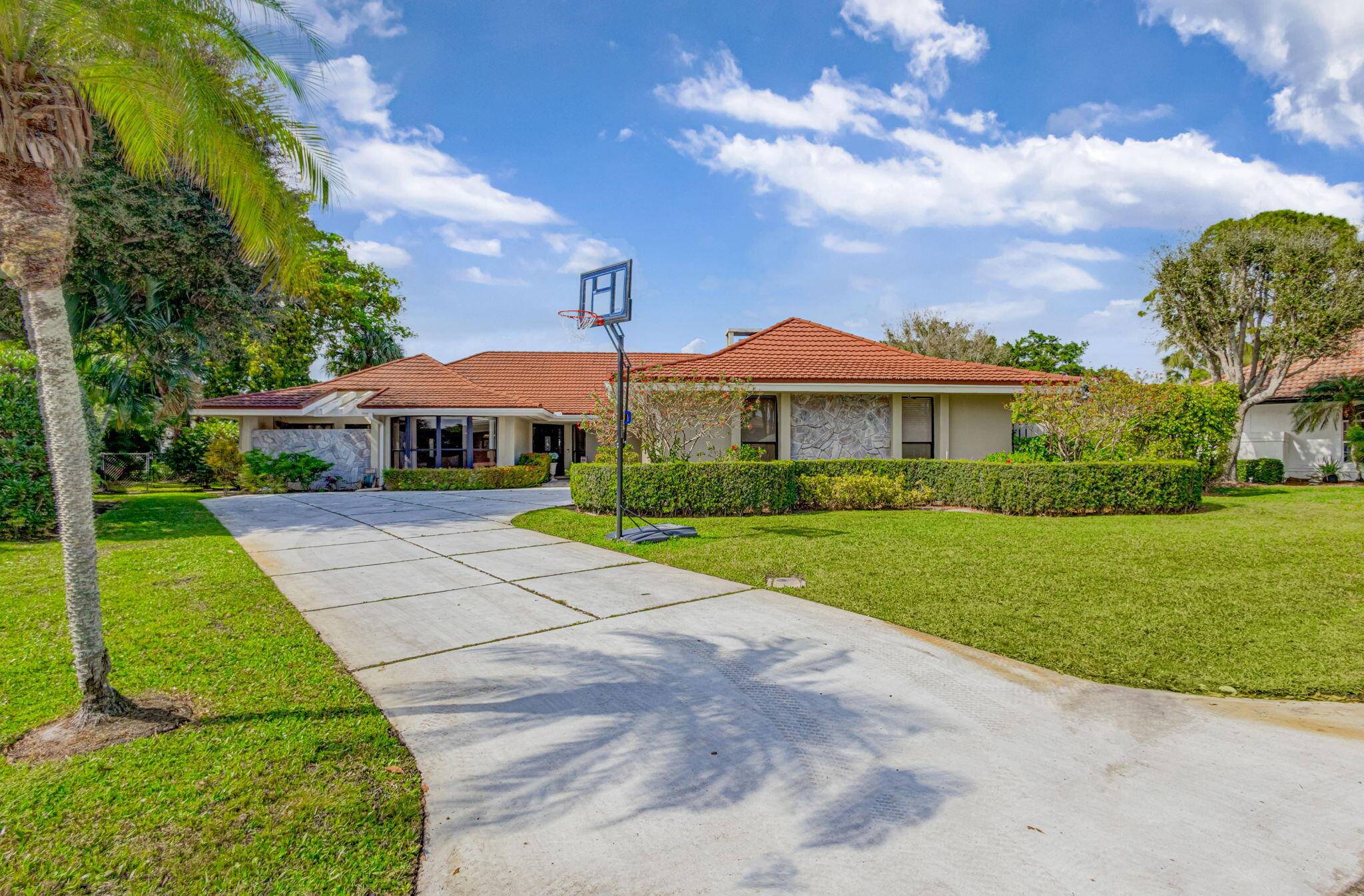 Great opportunity to live in the prestigious gated community of PGA National in the desirable Marlwood Estates section.