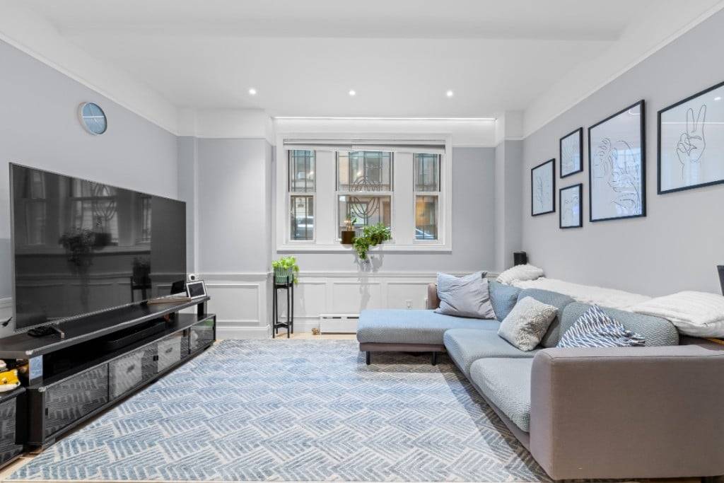 This gut renovated, turnkey two bedroom apartment combines pre war charm with exceptional modern finishes and highly sought after features including an in unit washer dryer, high ceilings and plentiful ...