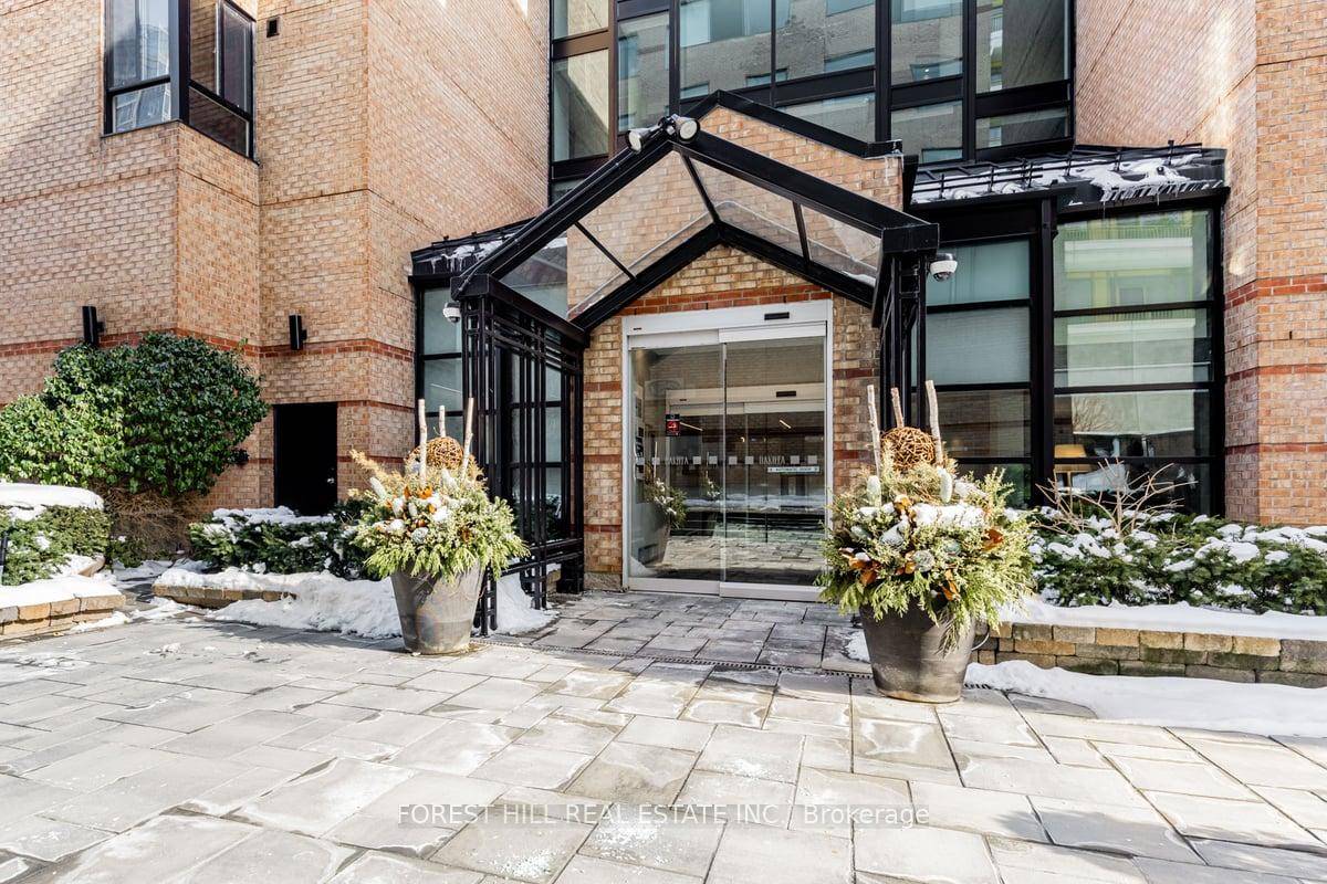 Welcome to this large and updated 1 bedroom plus den, 1 bathroom suite at the Dakota, the ultimate blend of comfort and convenience in the heart of Yorkville.