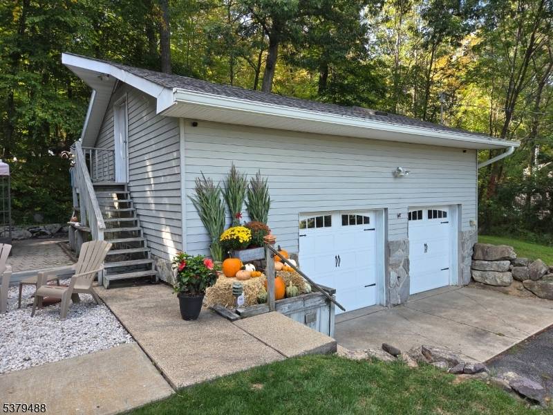 Enjoy breathtaking lake views from this absolutely spotless 3 bedroom, 2.