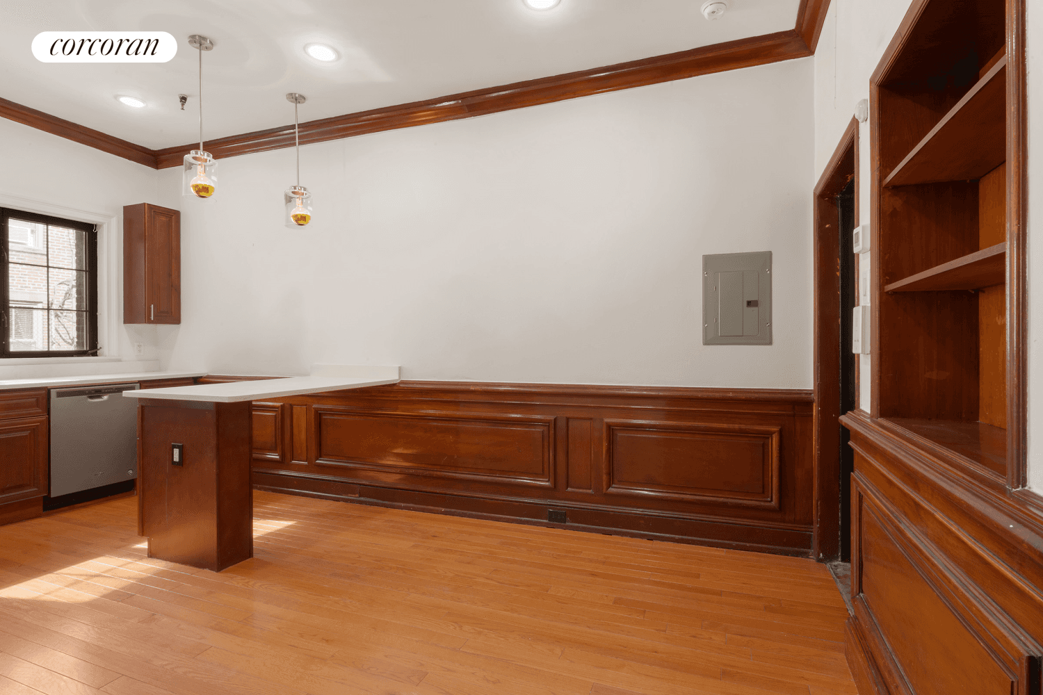This one bedroom, one bathroom corner residence located on the 2nd floor offers windows and skylights, North and West exposures, natural light and high 10 foot ceilings.