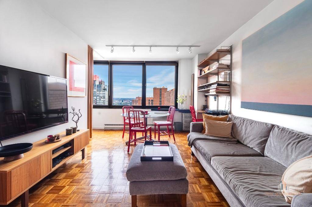 Youve found the one youve been waiting for move right into this one of a kind, penthouse level junior one bedroom !
