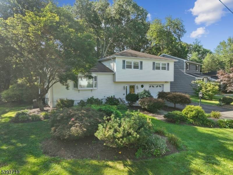 Spacious Split Level Retreat !