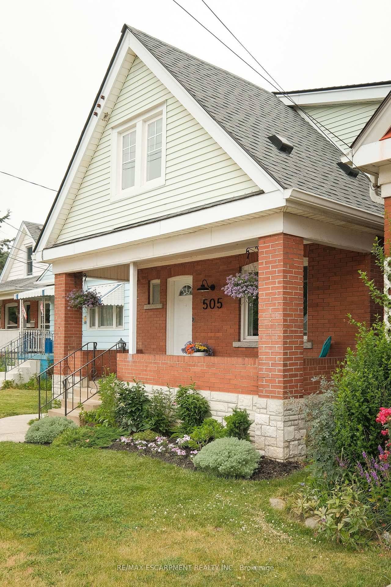 Move in ready 1. 5 storey home in central Mountain location.