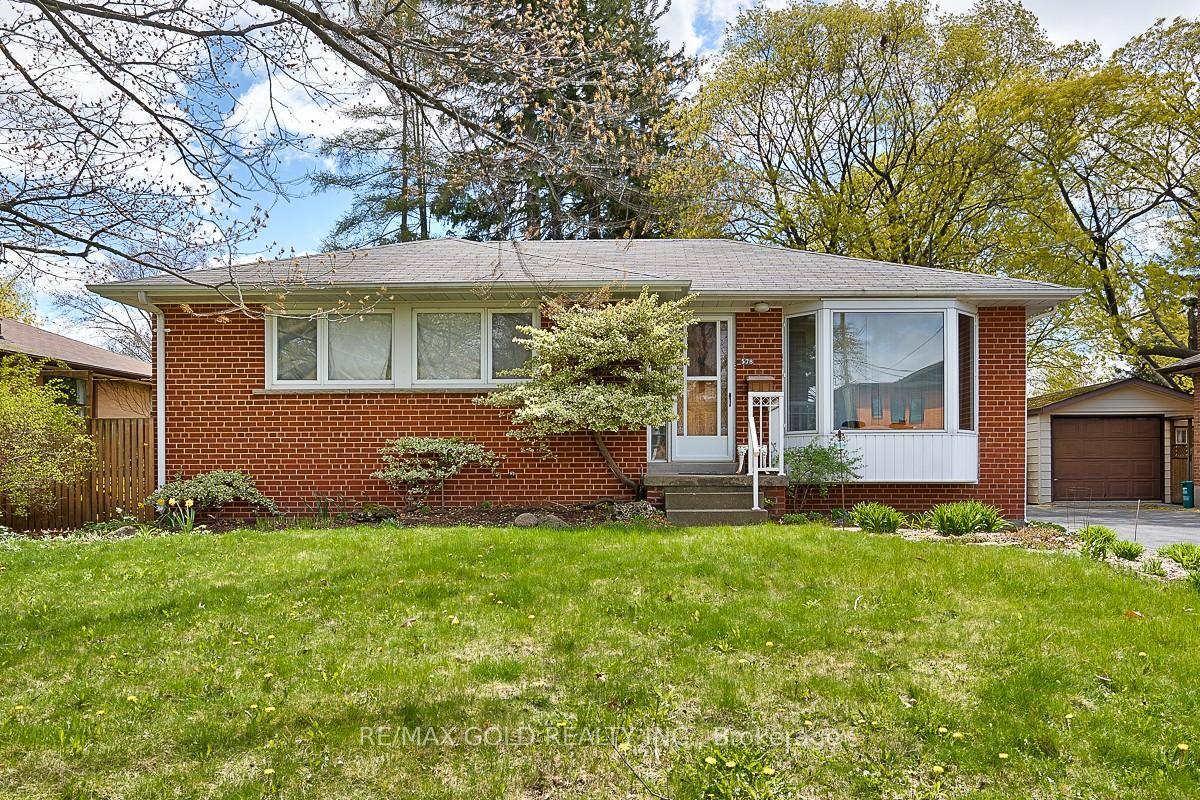 Beautiful 3 bedroom home, just steps from Lake Ontario !