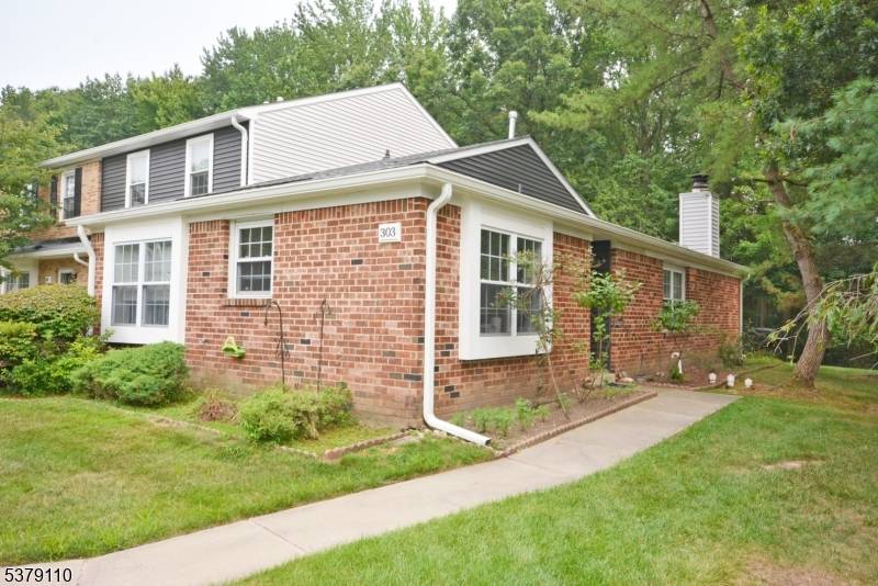 Welcome to this Sunny and Bright 2 Bedroom 2 Bath, 3 Sides Open End Unit, townhouse located in the highly sought after Society Hill North.