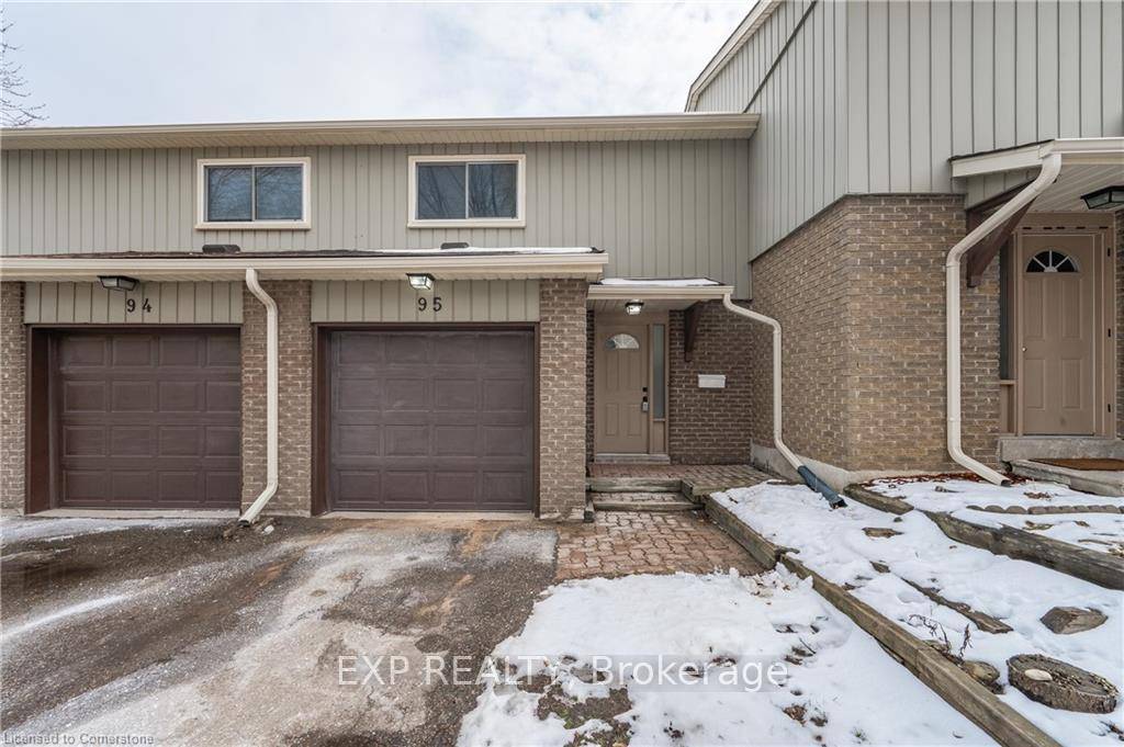 Move into this stylish and spacious 3 bedroom, 2 bathroom townhouse in central Kitchener !