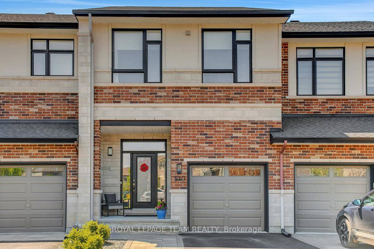Nestled on a quiet street in the highly desirable neighbourhood of Riverside South, this spacious Urbandale Hadfield model offers 3 bedrooms plus a loft and 4 bathrooms with over 1, ...