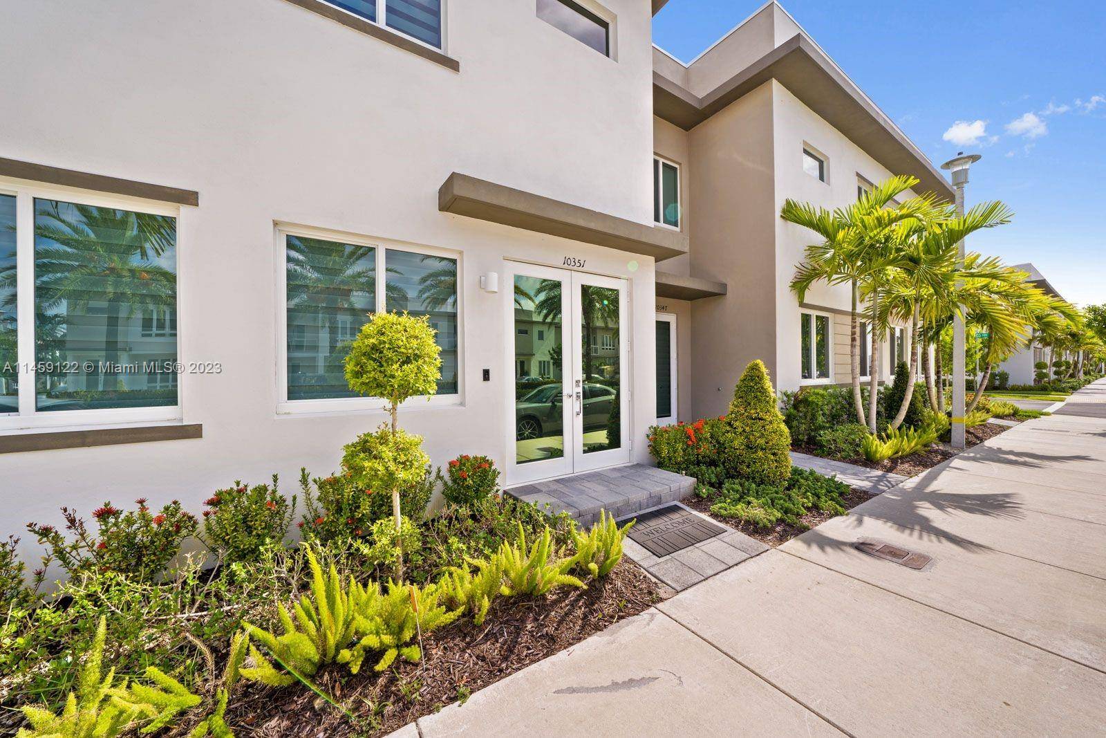 Amazing and luxurious tonwhouse, marblefloors on the first floor, a spacious and fully integrated environment, where you can build your family room, living room and dining room, along with the ...