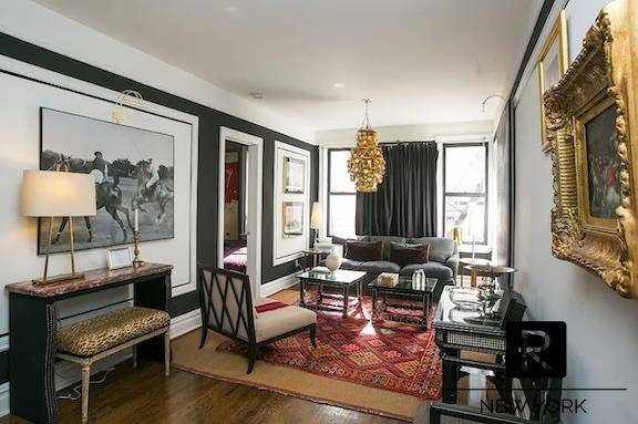3A is a bright 2 bedroom condo 1 block away from Central Park, perfectly located in a vibrant part of Upper West Side.