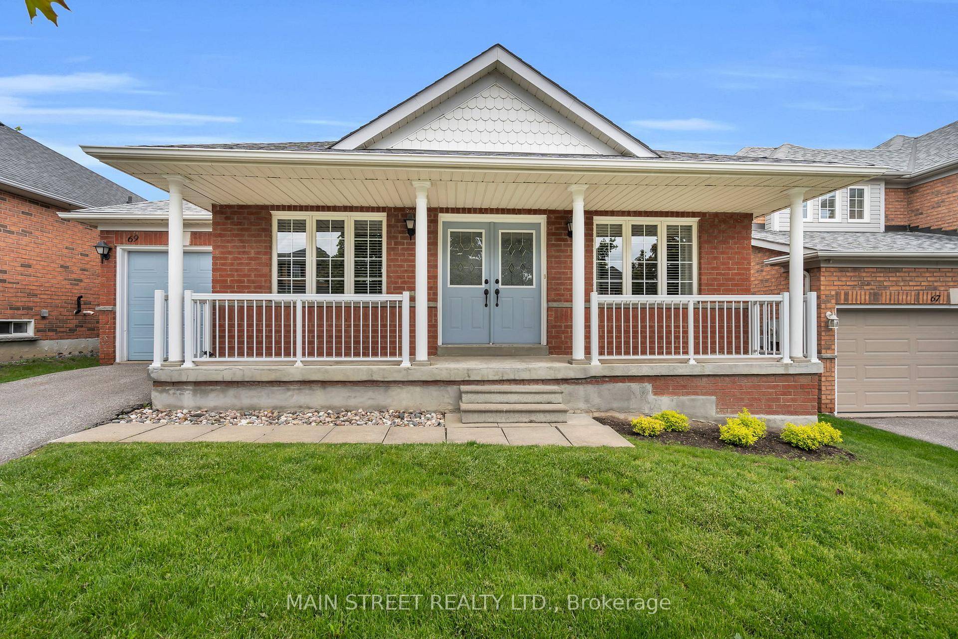 Welcome to this beautiful 2 bedroom, 2 bath bungalow nestled in one of South Keswick's most sought after neighborhoods.