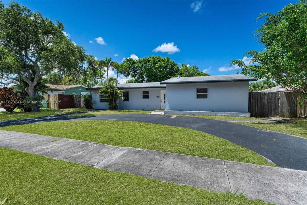 3 Bedroom, 2 Bathroom Pool Home in Kelsey City Located in the heart of Kelsey City, this 3 bedroom, 2 bathroom pool home offers a bright and open living space ...