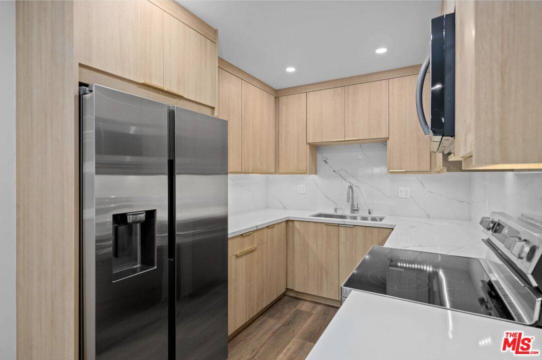 2449 N Beachwood Dr 2BR Hollywood Hills East La