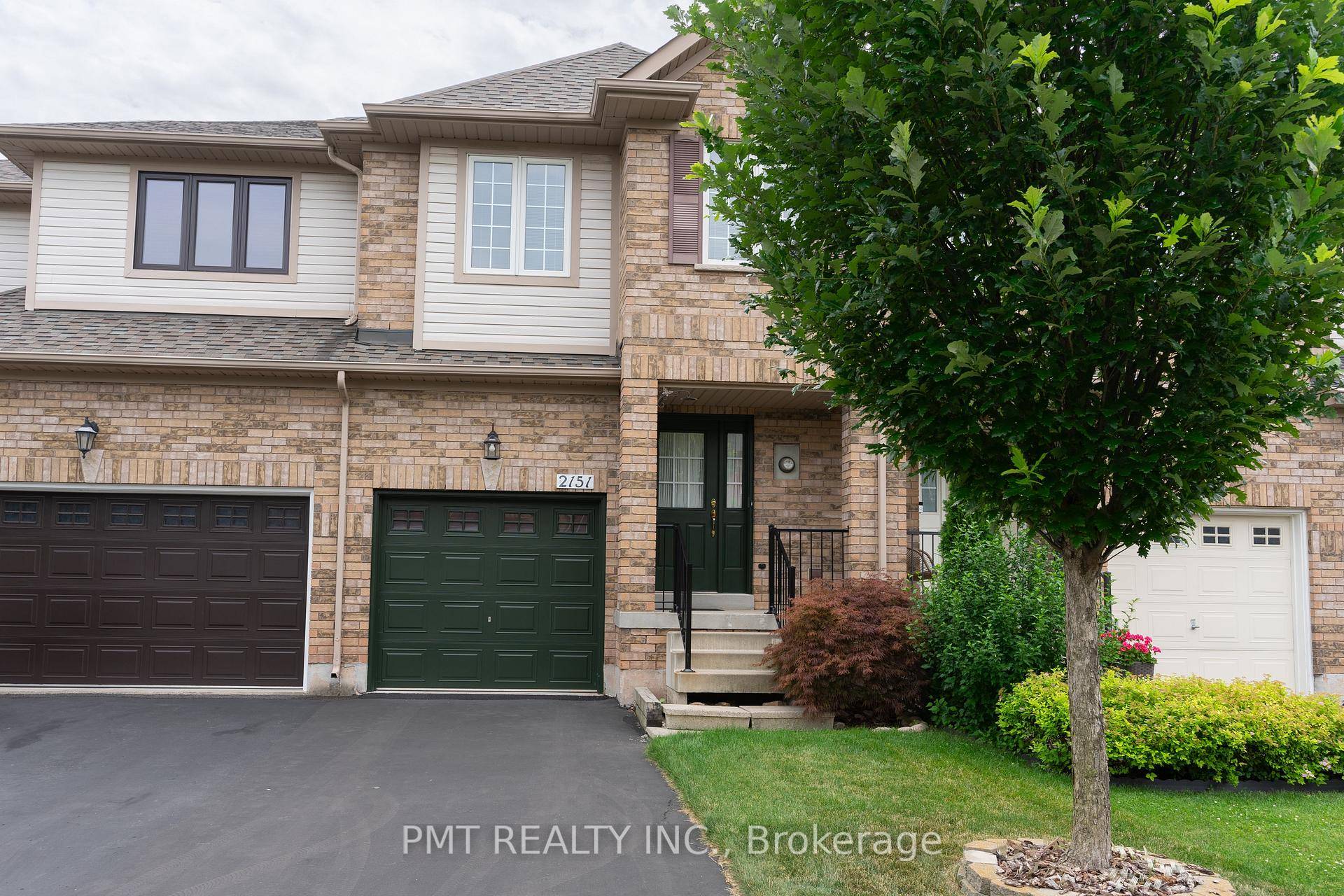 Welcome to this beautiful townhome tucked away on a quiet street in Oakville's highly desirable West Oak Trails community !
