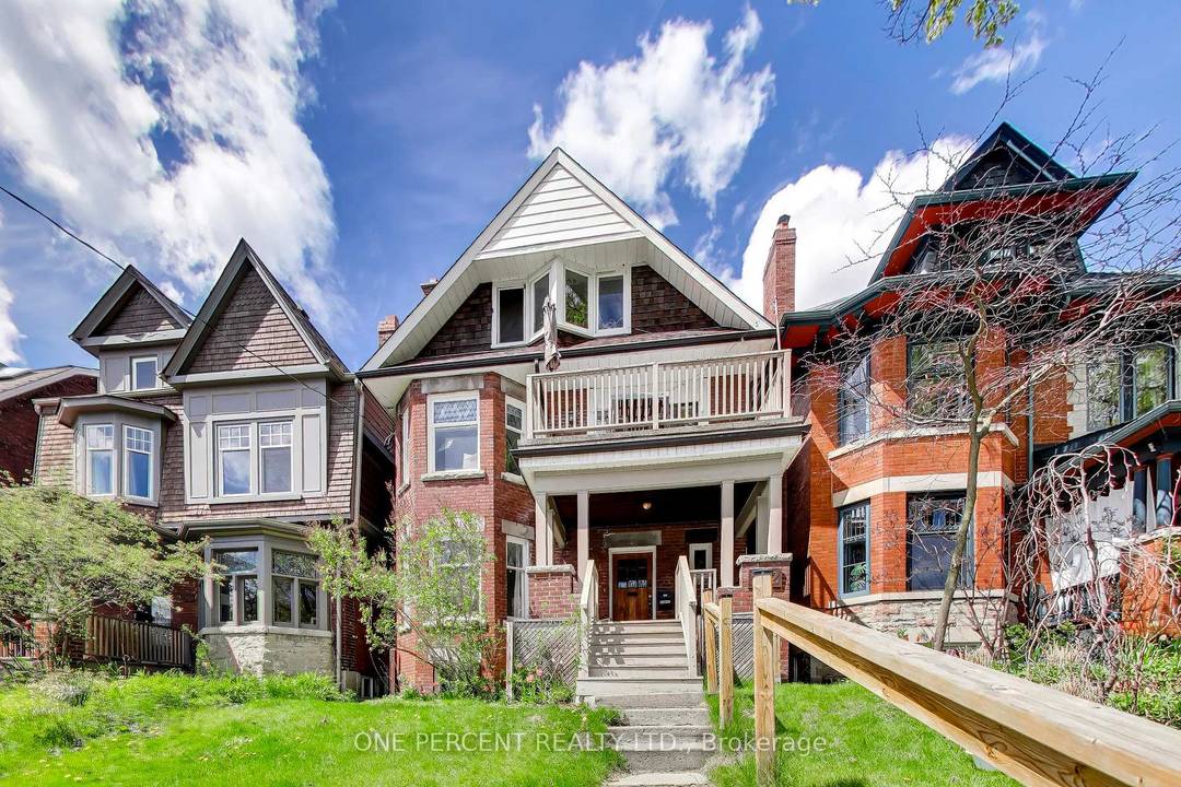 Versatile real estate opportunity in the heart of Roncesvalles.