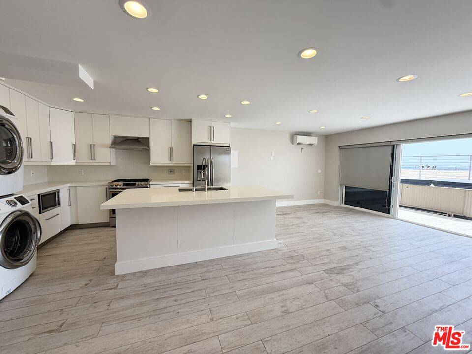 6955   Trolleyway 3BR La