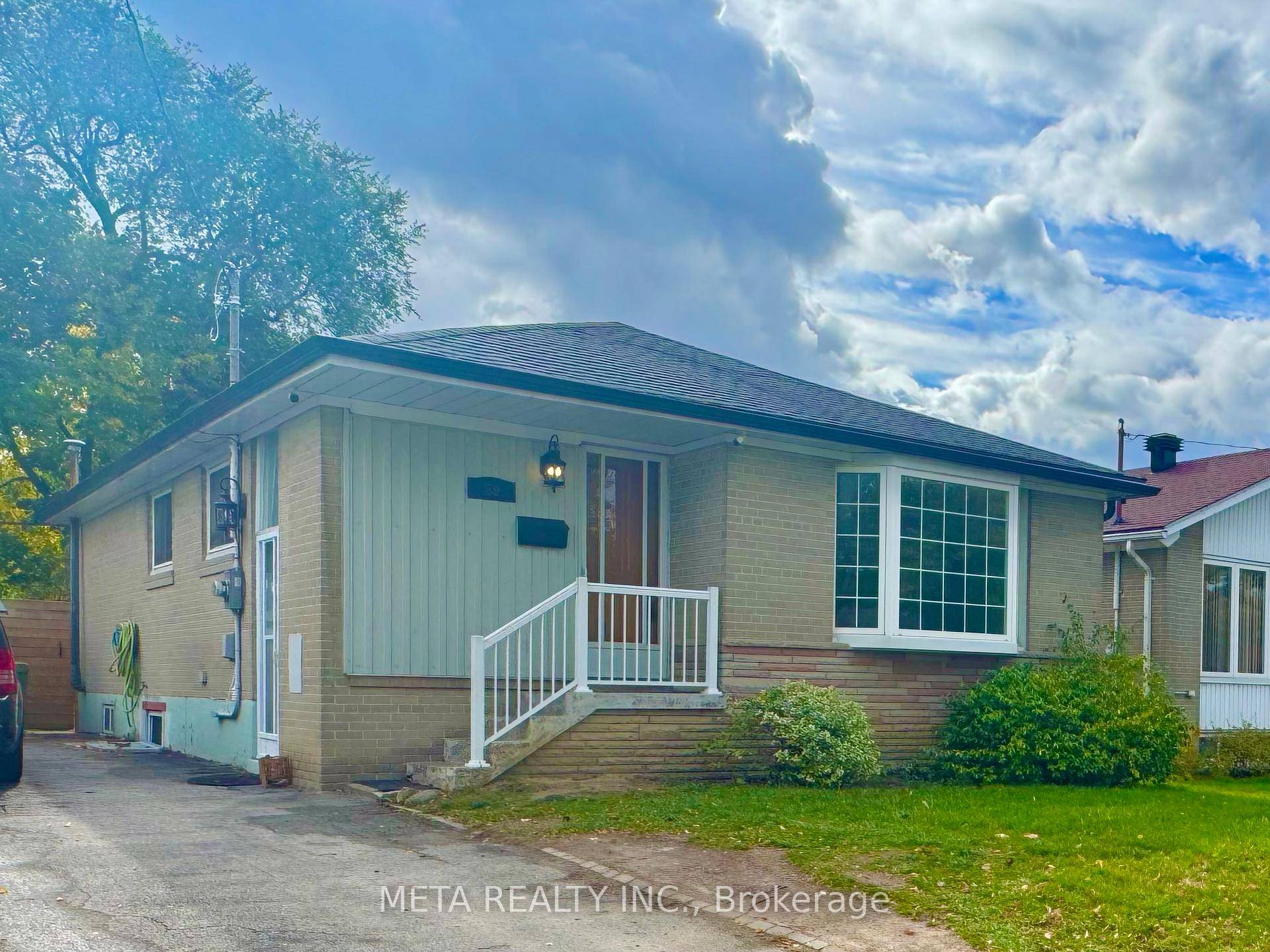 Beautifully Updated 3 Bedroom Bungalow for Lease in Beaumonde Heights !