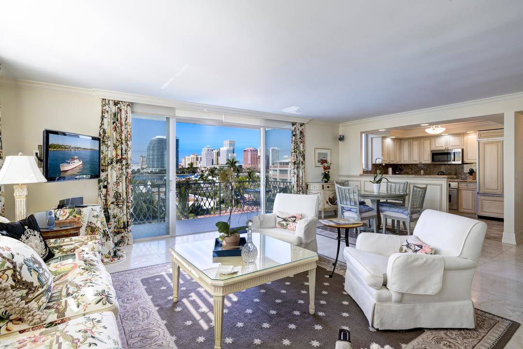 Eliot House Enjoy Glorious Sunsets and the Magnificent Yachts on the Terrace from this Lovely Renovated 2 BD 2BA unit with Direct Intracoastal Views.