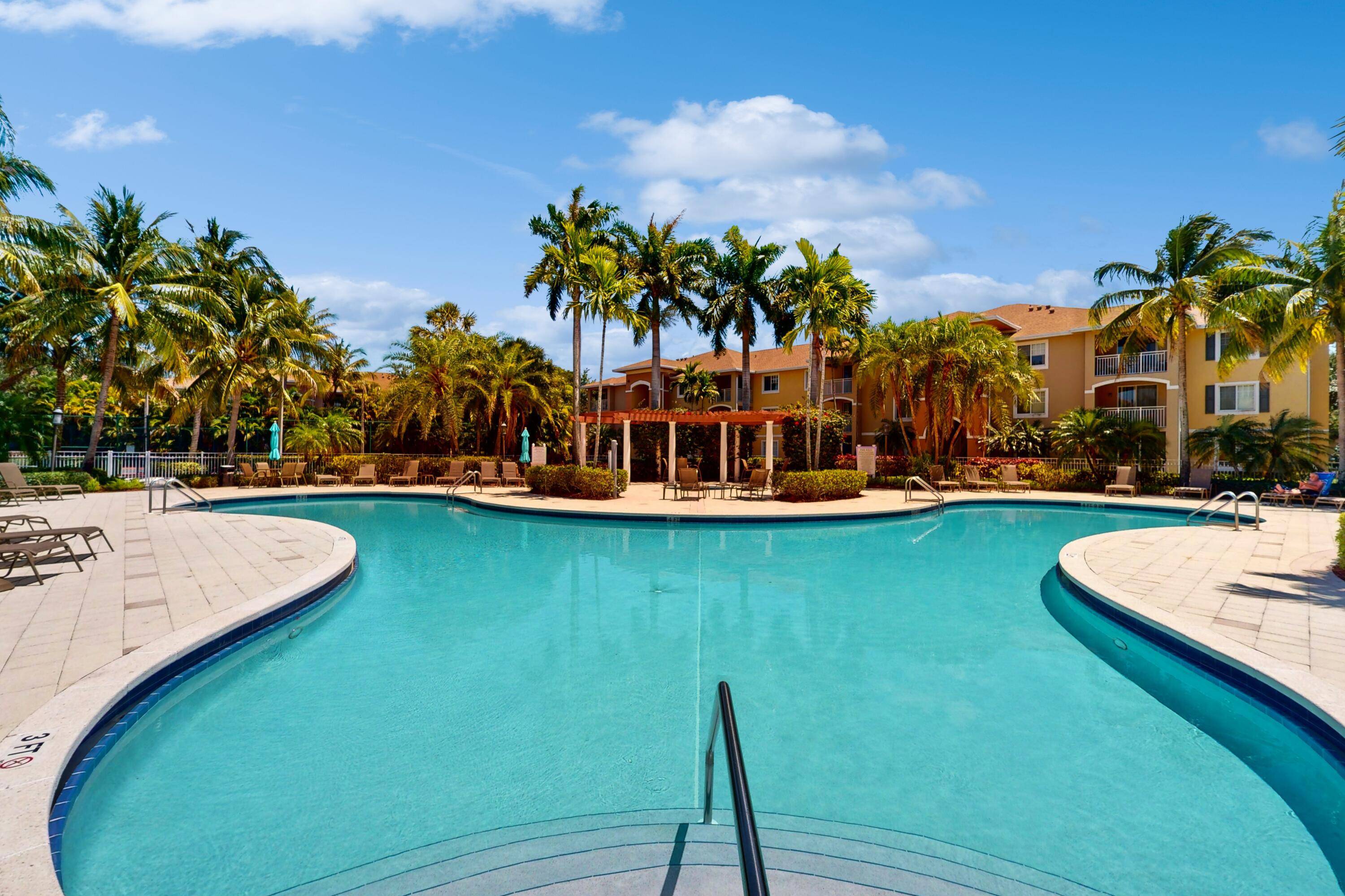 Welcome to Emerald Dunes Villas, a resort style community !