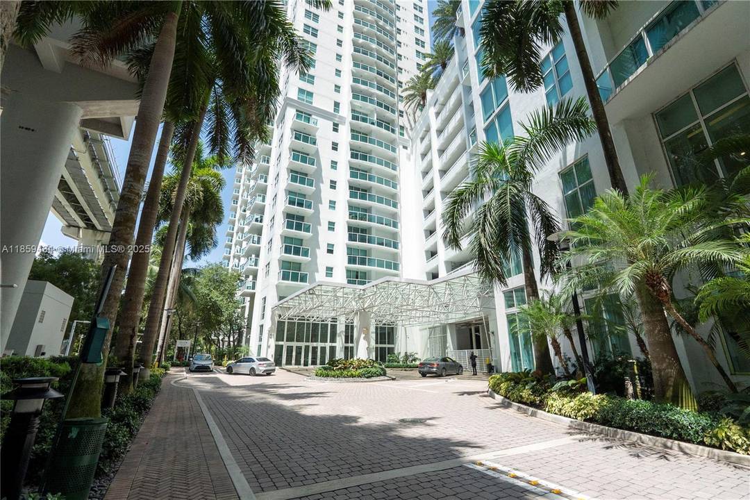 Welcome to Brickell on the River where luxury meets lifestyle in the heart of Miami !