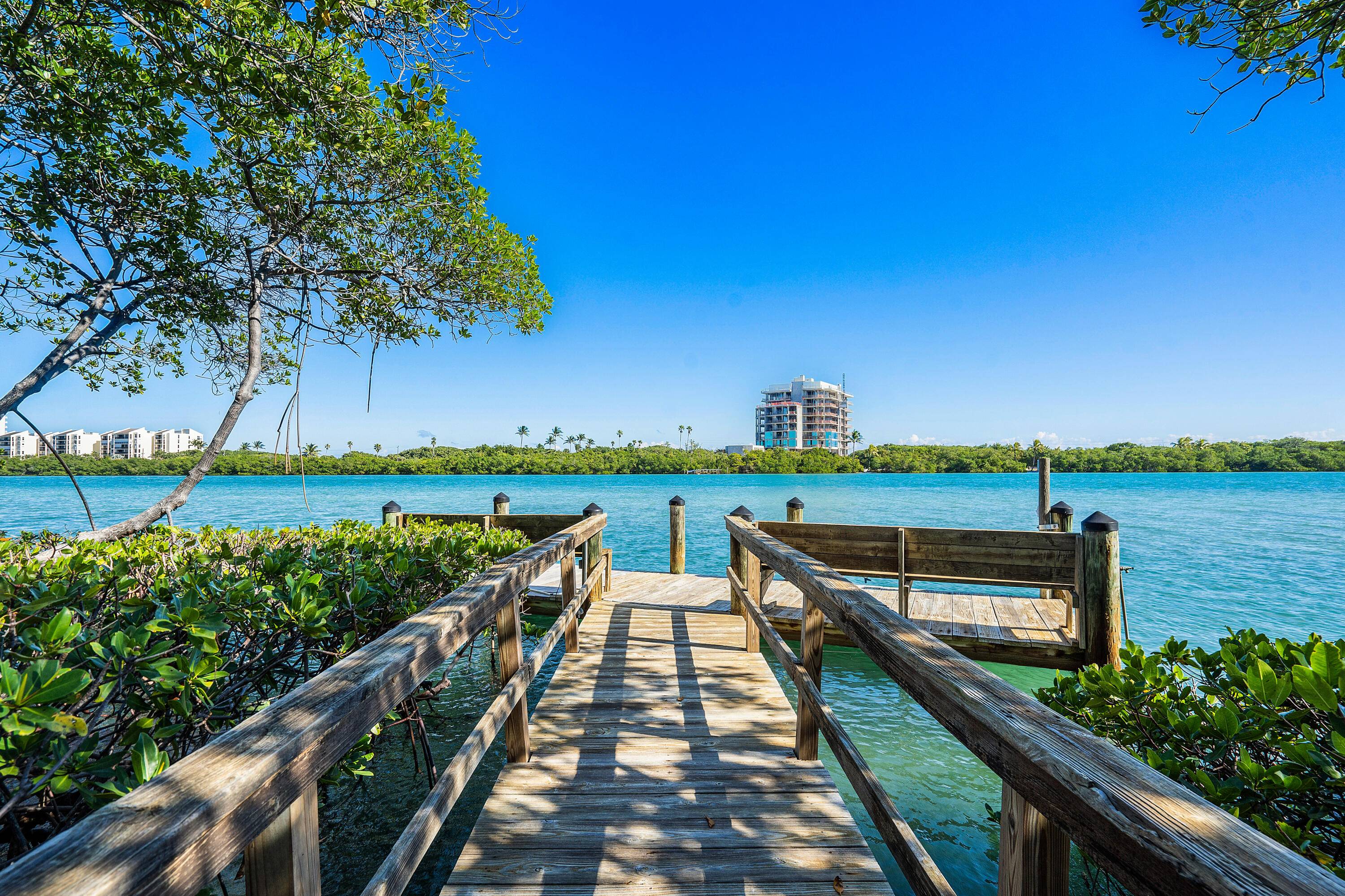 Beautiful 2 bed 2 bath unit overlooking the intercoastal boasting extremely wide views.