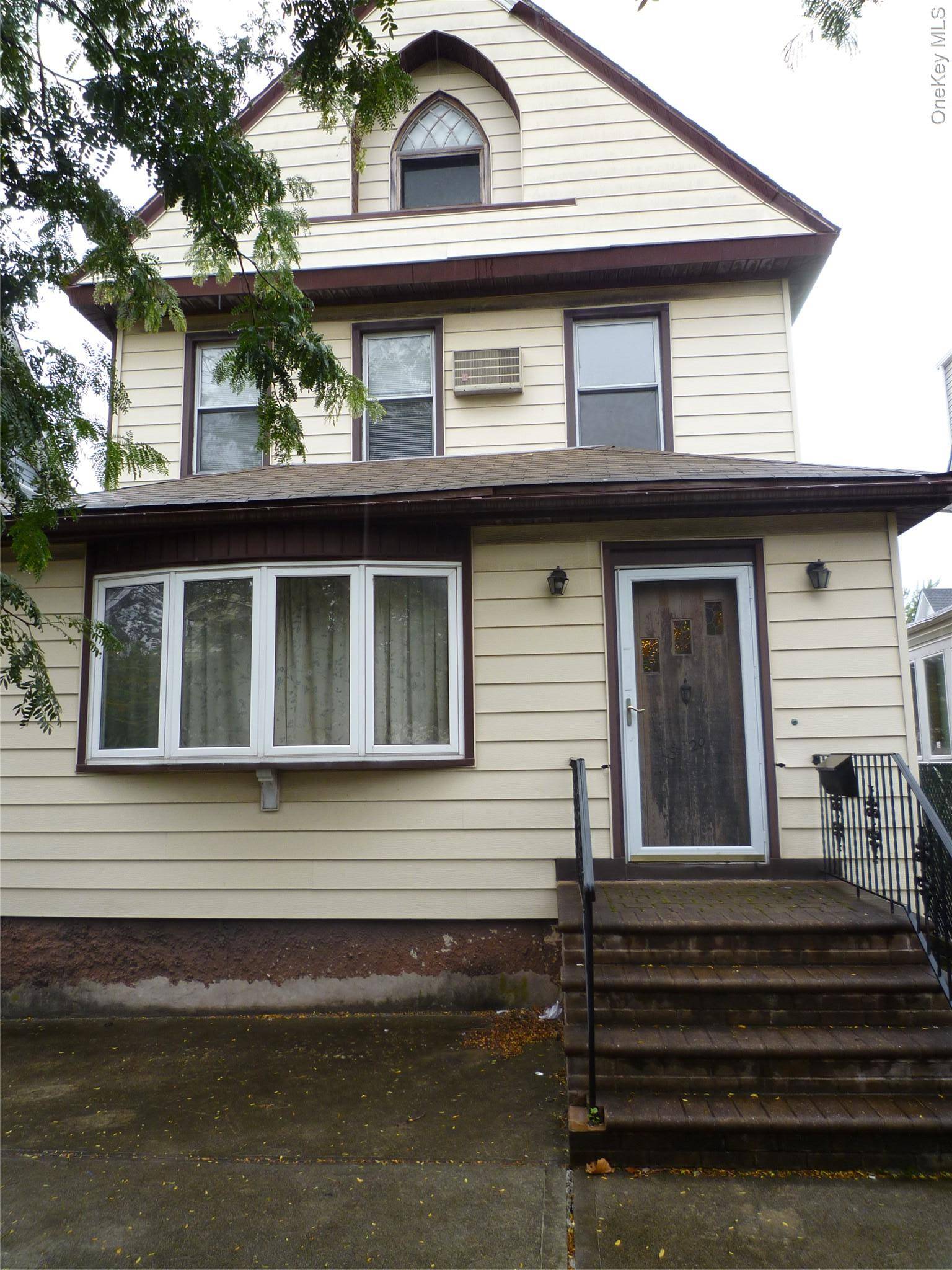 OPPORTUNITY KNOCKS ! ! ! Spacious House in Woodhaven, NY.