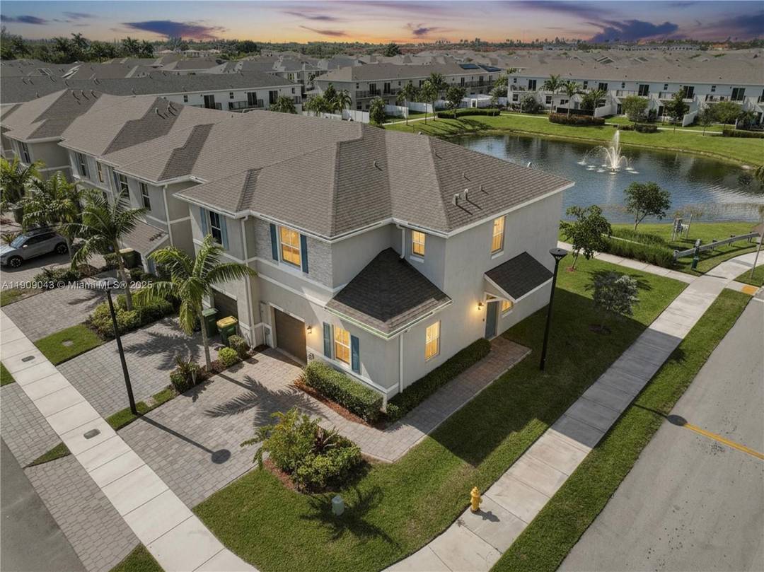 Beautiful corner townhouse in the highly desirable Marbella community !