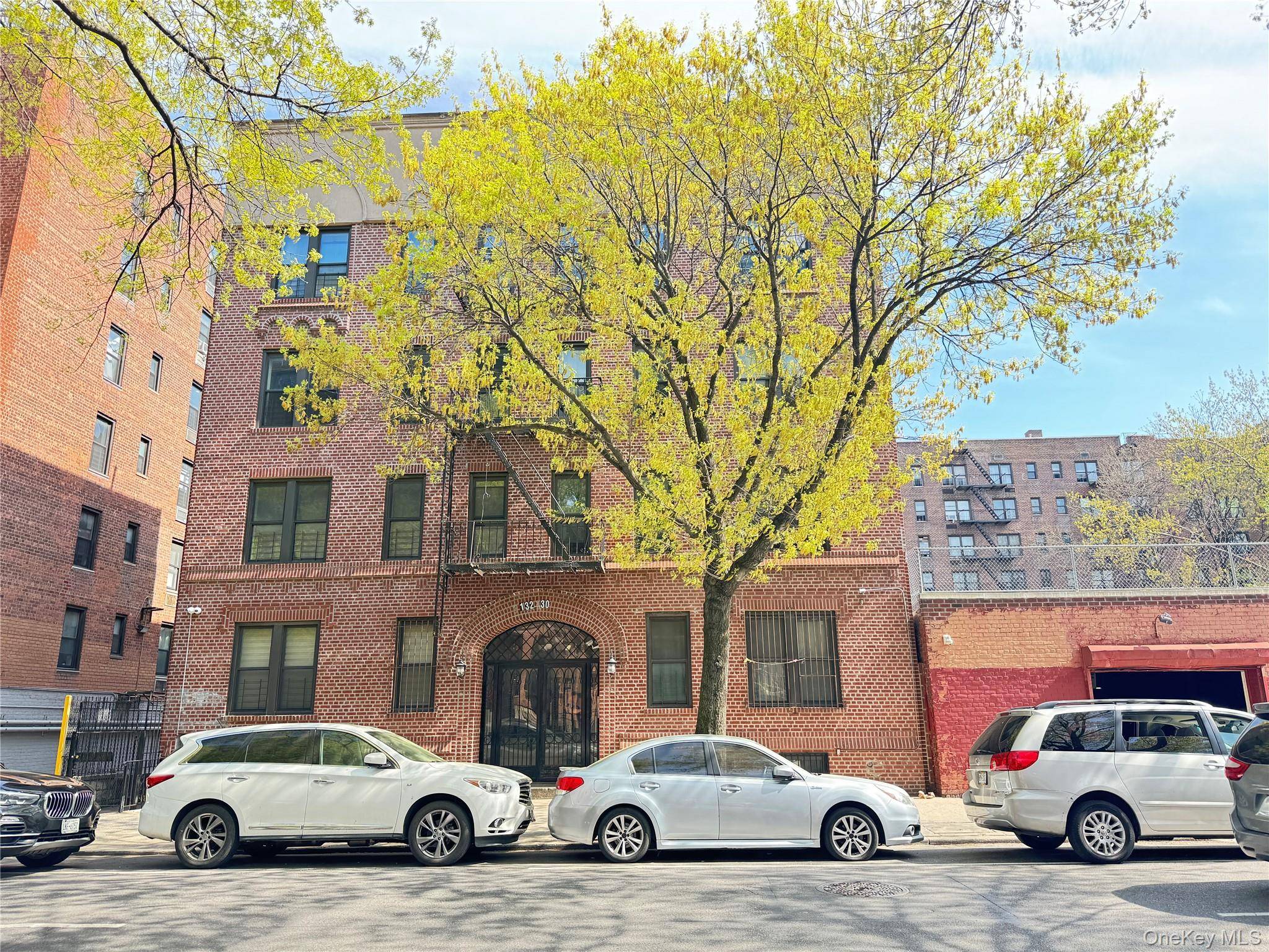 Welcome to this cozy and sun filled 2 bedroom condo located in the heart of Flushing.