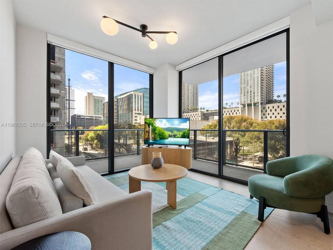 NEW BRAND UNIT 2 2 IN THE HEART OF MIAMI WORLD CENTER, FULLY FURNISHED CORNER, NOT RESTRICCIO N FOR RENT, 1000SQF THOUGHTFULLY DESIGNED LAYOUT, ALL AREAS ARE CONTEMPORARY DECORATION, FINISH ...