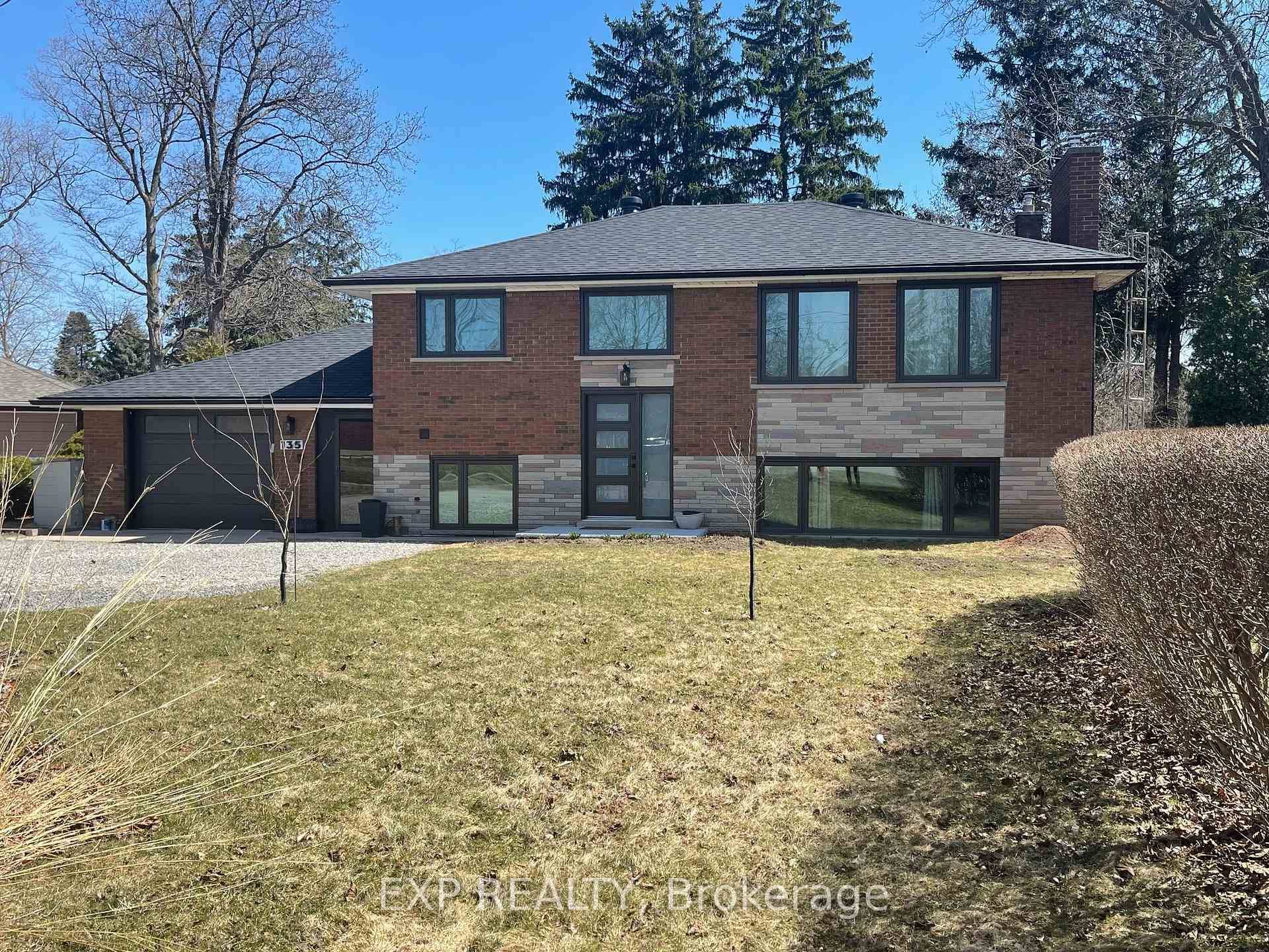 2 Bedroom Raised Bungalow Main Floor For Lease amp ; Available Immediately.