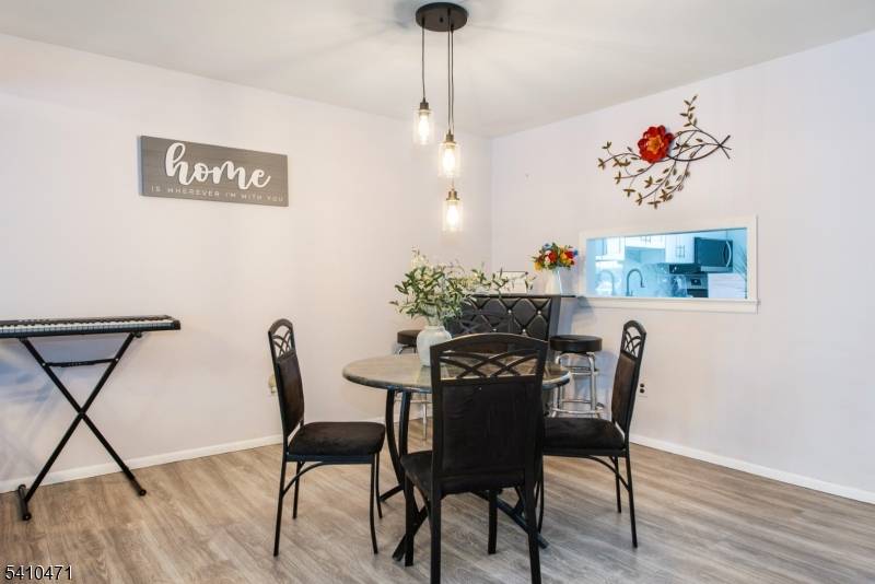 Move in ready ! Welcome to this beautiful ewly renovated 2 bedroom, 1.