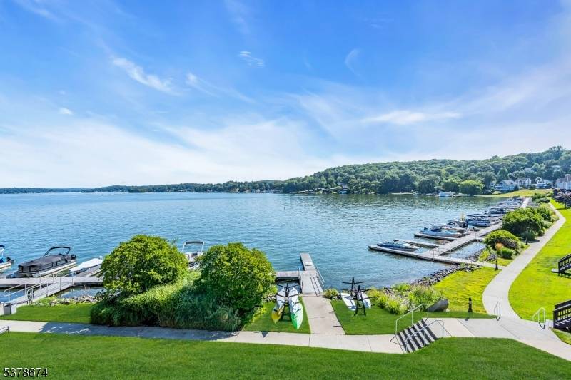 Captivating townhome offers both sunrise and sunset views !