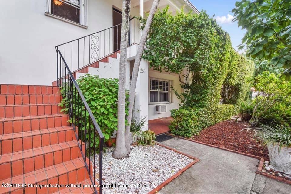 Updated 2Bed 1Bath with a large, private outdoor courtyard and off street parking.