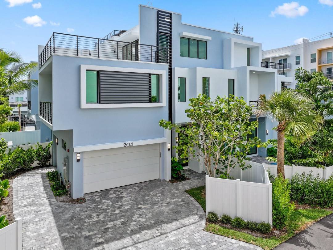 MOTIVATED SELLER ! ! ! OFFERED BELOW APPRAISED VALUE !