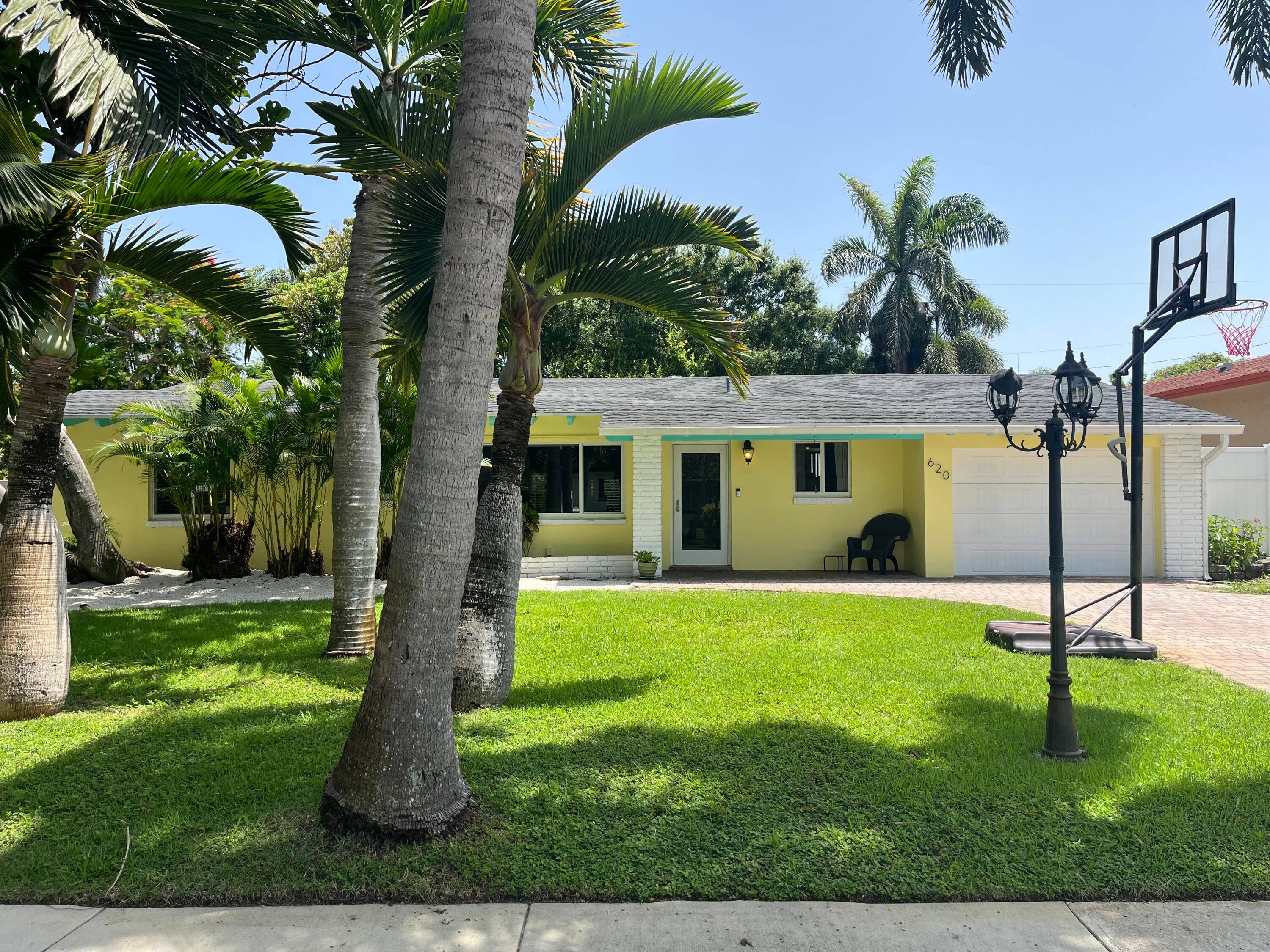 Fabulous open concept home with split 4br 2ba floorplan, attached garage, large pavered driveway, huge backyard near downtown Boynton Delray, east of Federal Hwy US1, near the intracoastal waters ICW ...