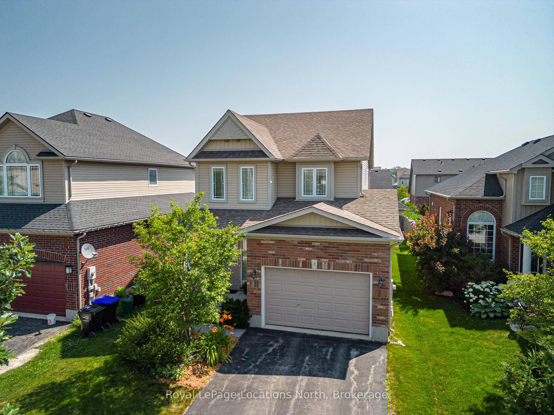 Bright and charming three bedroom two and a half bath in Collingwood's Creekside community.