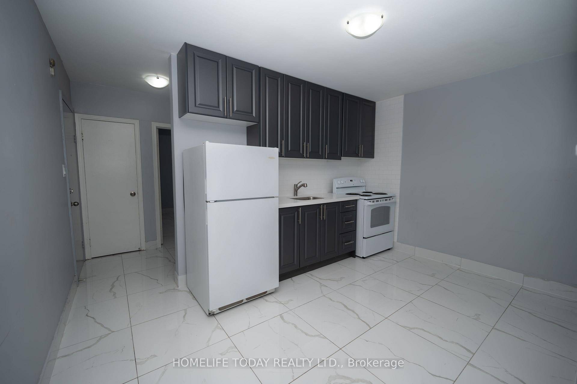 Renovated Upper Floor Apartment Situated On Eglinton Avenue East, Boasting A Prime Location.
