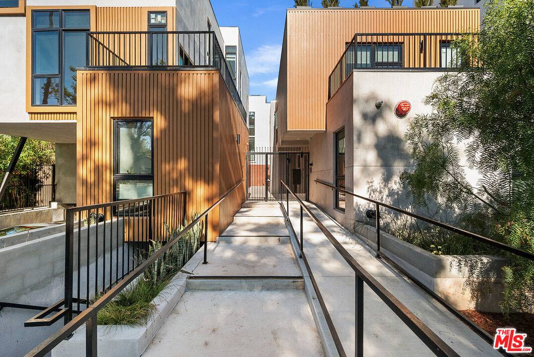 1016 N Martel Ave 3BR Hollywood Hills East La