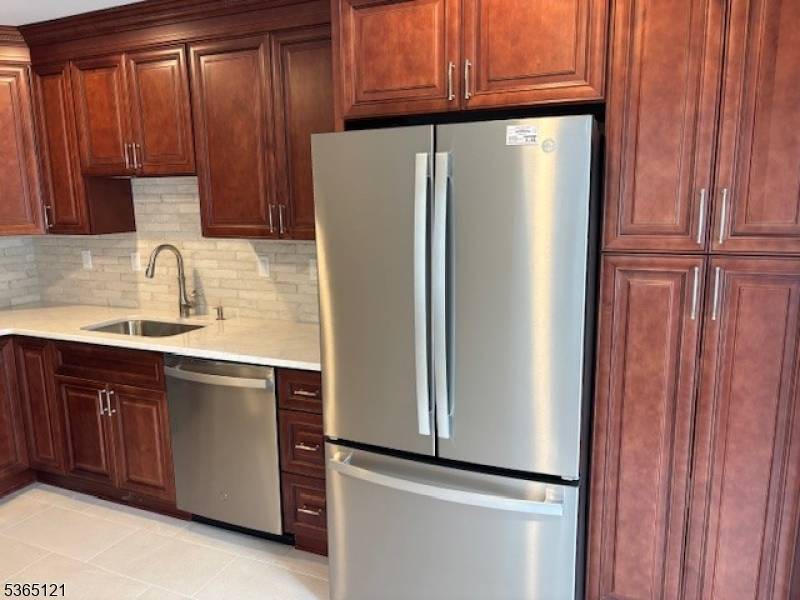 Milltown school ! As you enter this Stratton Meadows 1480 model the New Porcelain floor tile graces the hall with a fresh modern look.