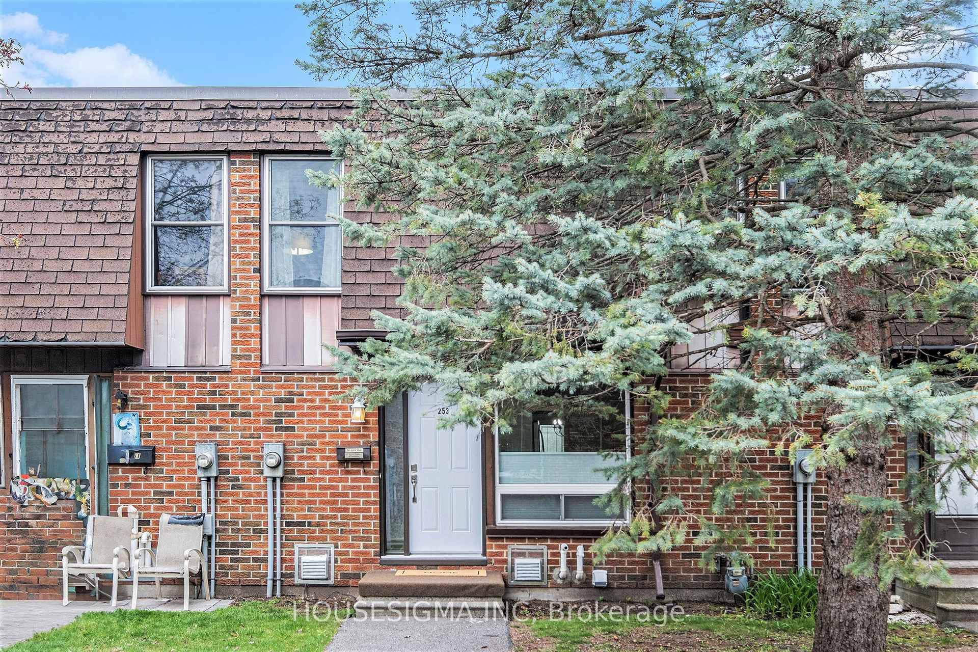 Welcome to this beautifully maintained and spacious condo townhome in the desirable Windsor Park neighbourhood of Ottawa !