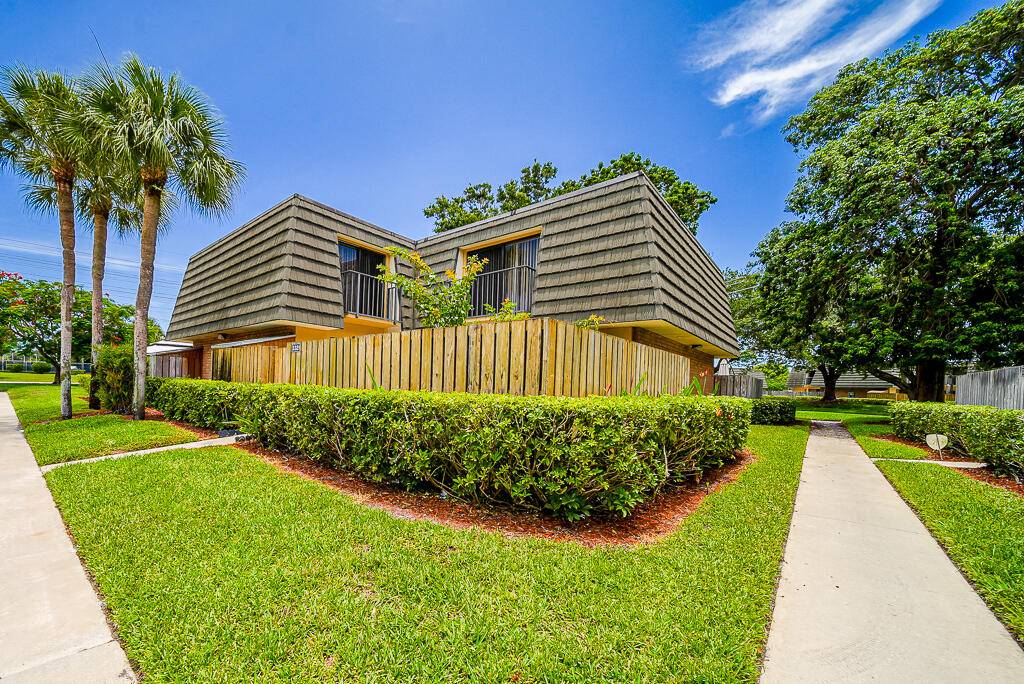 Welcome to your dream townhome in Village of Sandalwood Lakes, close to great restaurants, Palm Beach Tanger Outlets, I95 and much more !