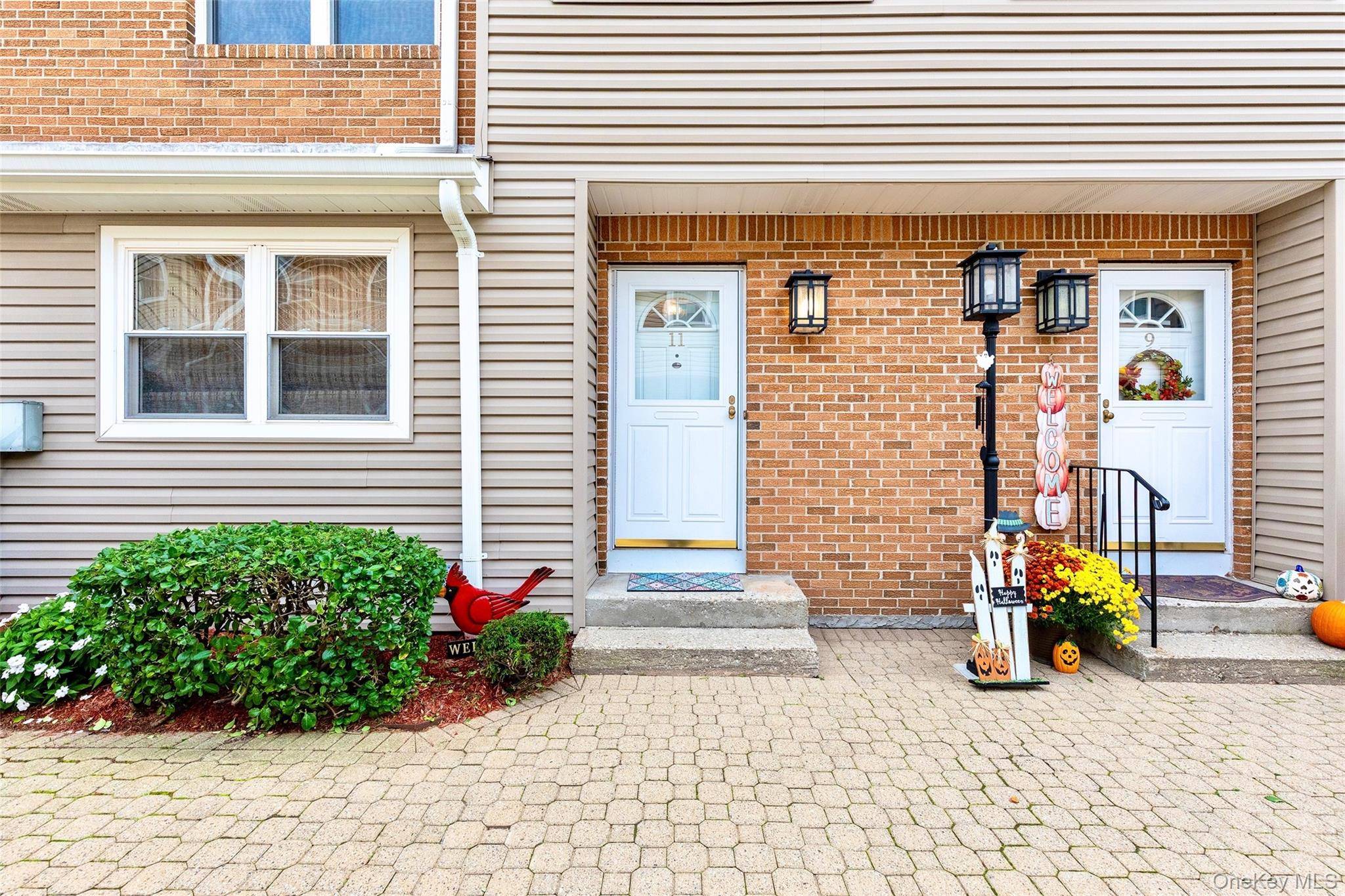 Welcome to this spacious 2 story Townhome located in Franklin Square offering more than 1, 700 Square Ft.