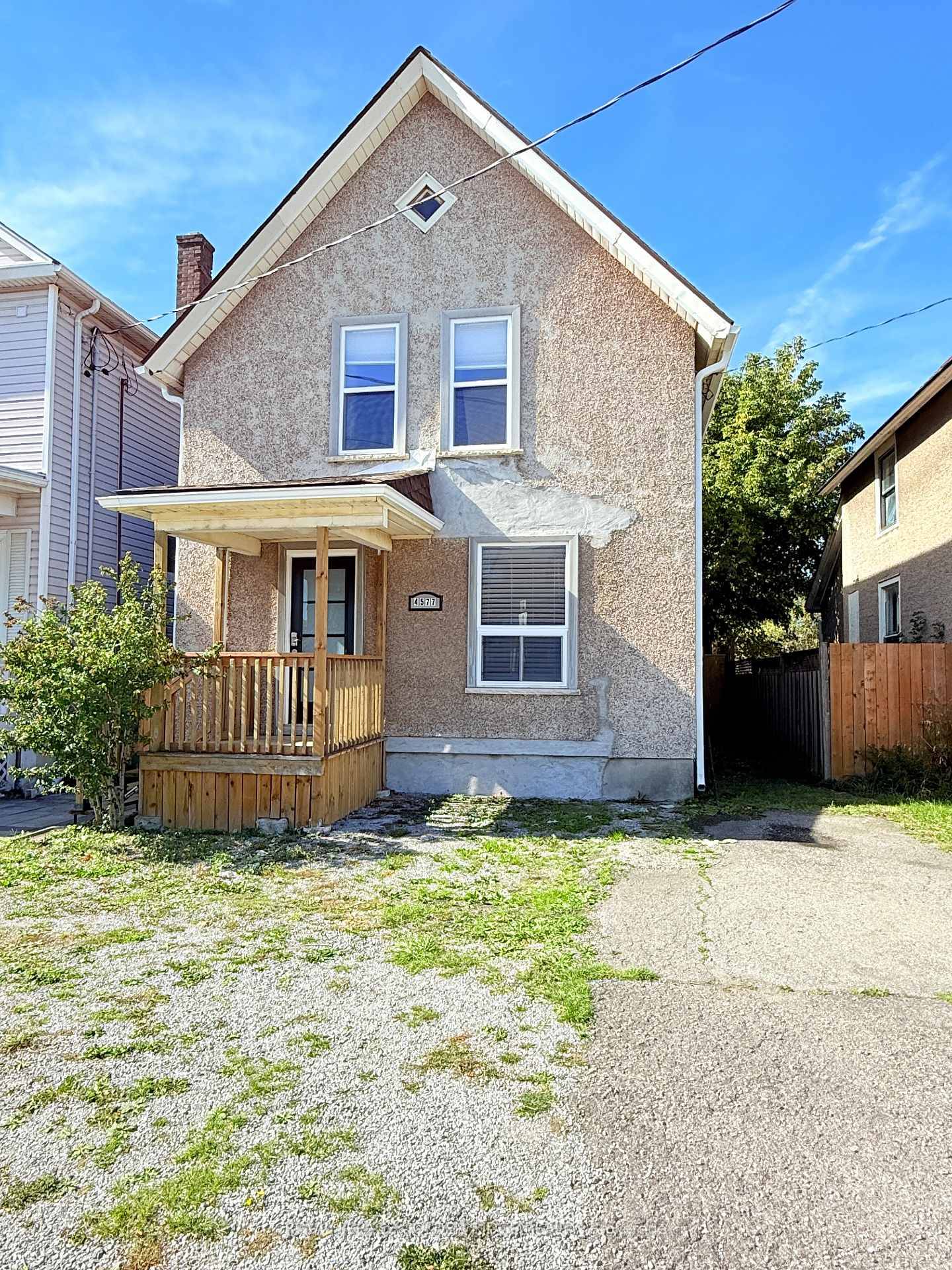 Welcome to 4577 Victoria Avenue, Niagara Falls an impeccably updated 3 1bedroom, 3 full bath detached home.