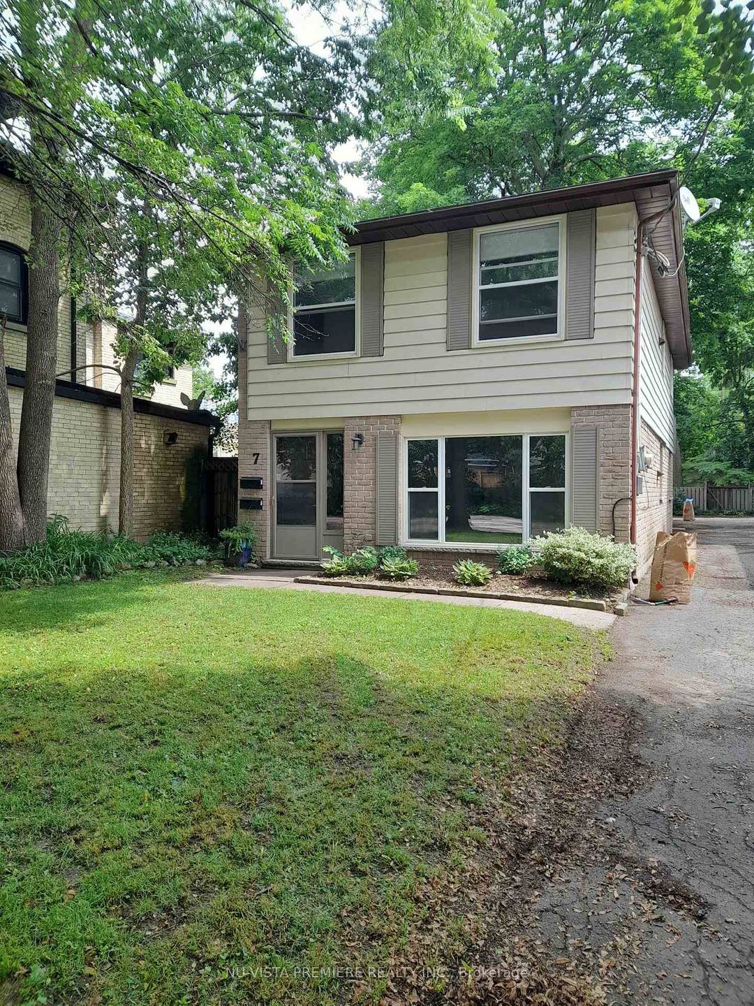 2nd Level unit in Duplex in a friendly neighborhood close to downtown.