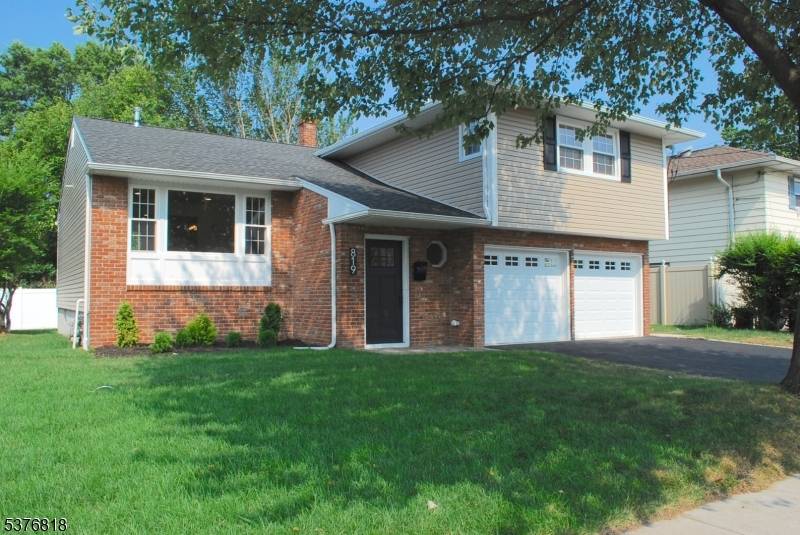 Welcome to this stunning 3 bedroom, 2.