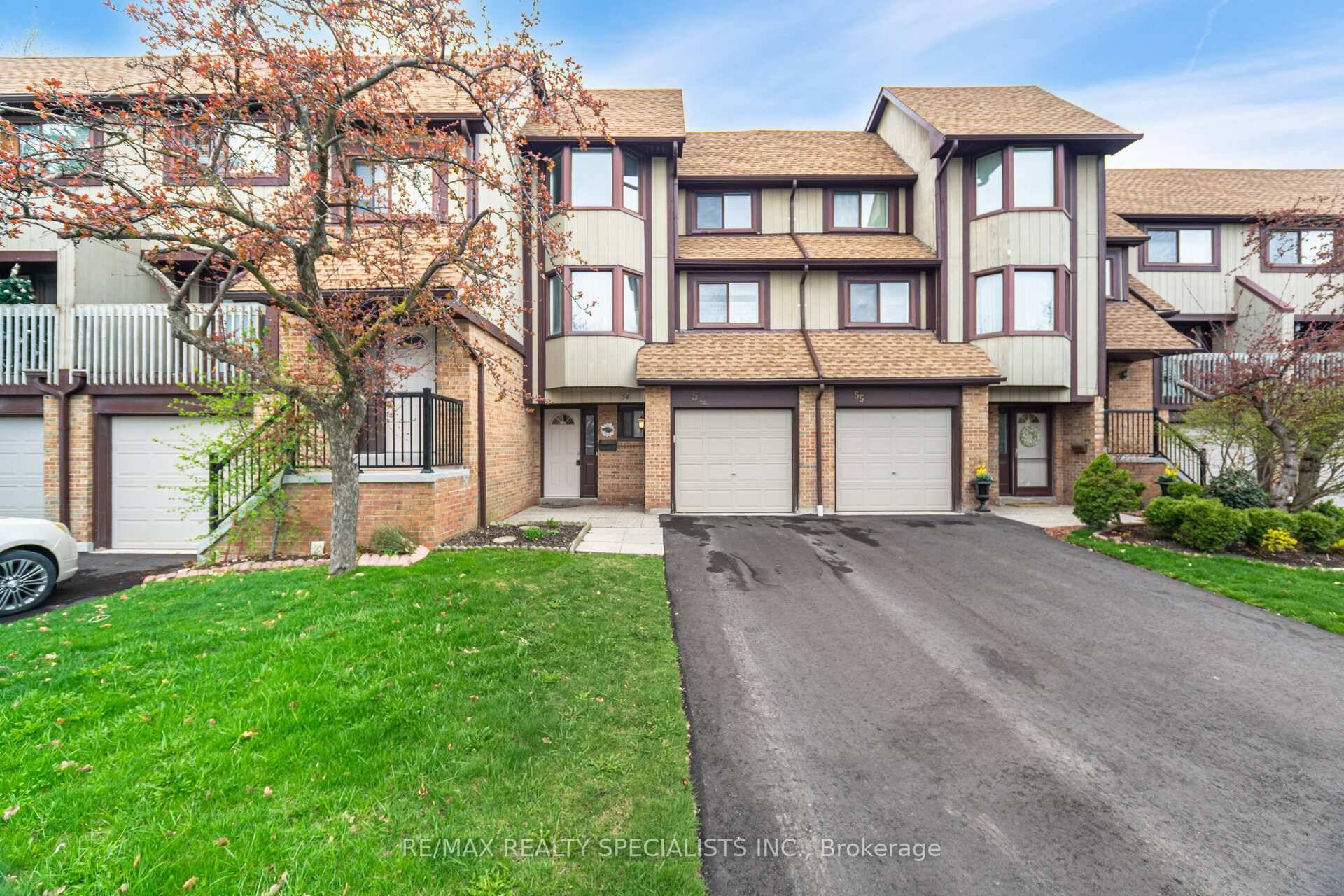 Welcome to this bright and spacious townhouse in the highly sought after Meadowvale community !
