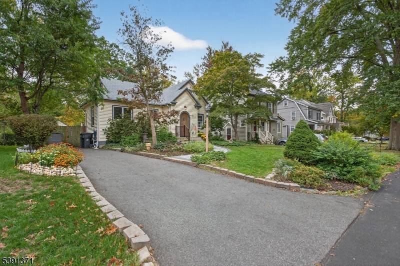 Nestled in Plainfield's desirable Netherwood Heights neighborhood, welcome to this charming 2 bedroom, 1 bath cottage style home.