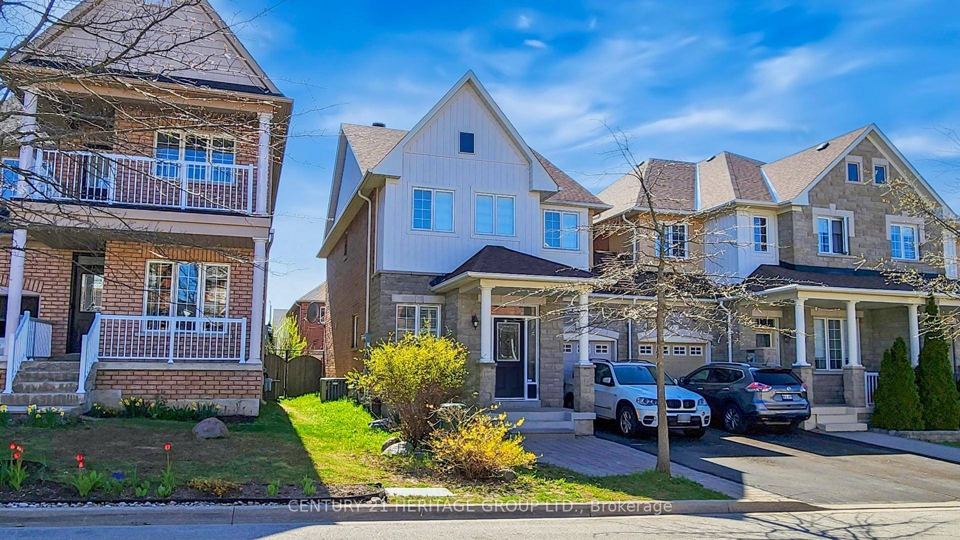 Welcome to Stunning Freehold End unit Townhouse linked only from the garage, discover the perfect blend of comfort and style located in a desired neighbourhood, prime Oak Ridges near Lake ...